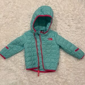 The North Face Teal Quilted Jacket with Hood. Thermoball